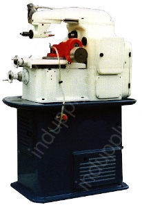 Gear hobbing machine